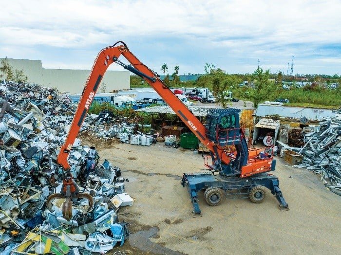 The ATLAS 400 MH thrives in scrapyards where it can quickly and efficiently handle large quantities of various materials, like at this yard in Fort Myers, Florida.
